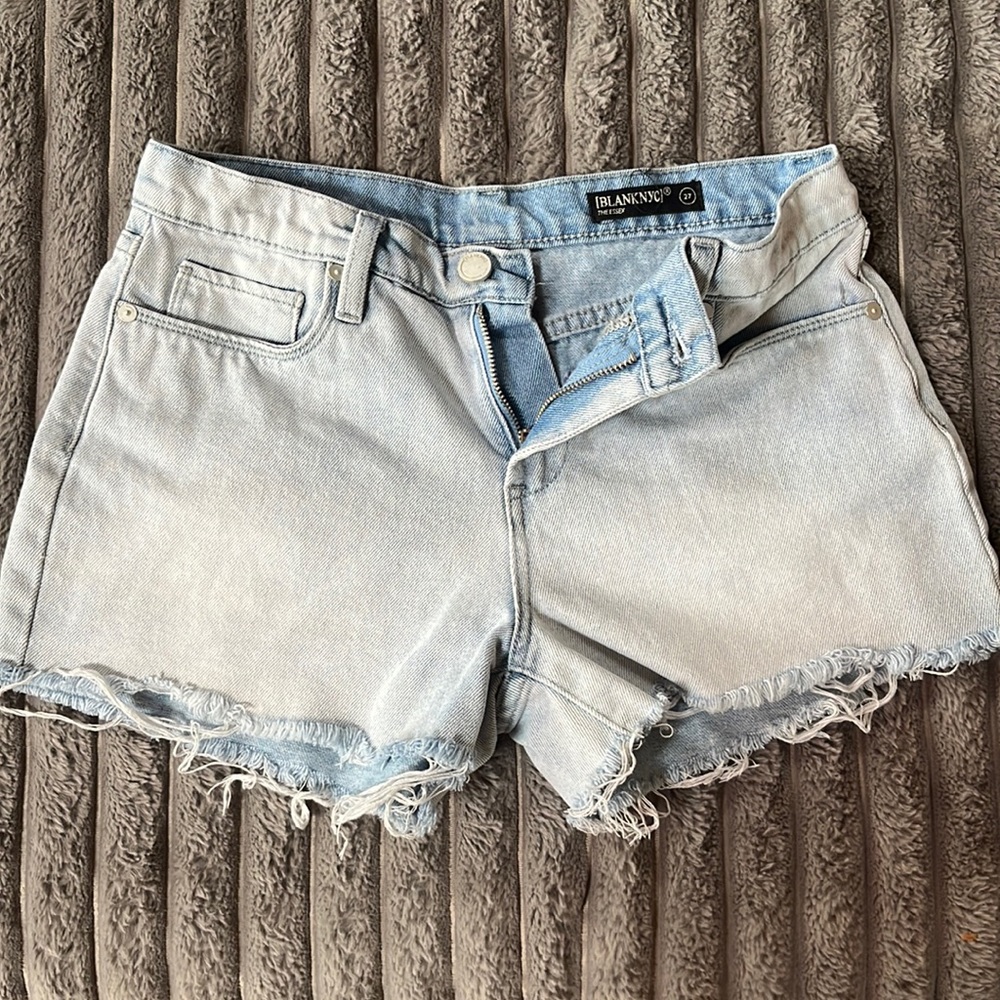 Size 27 - LIGHT WASH SHORT SHORTS